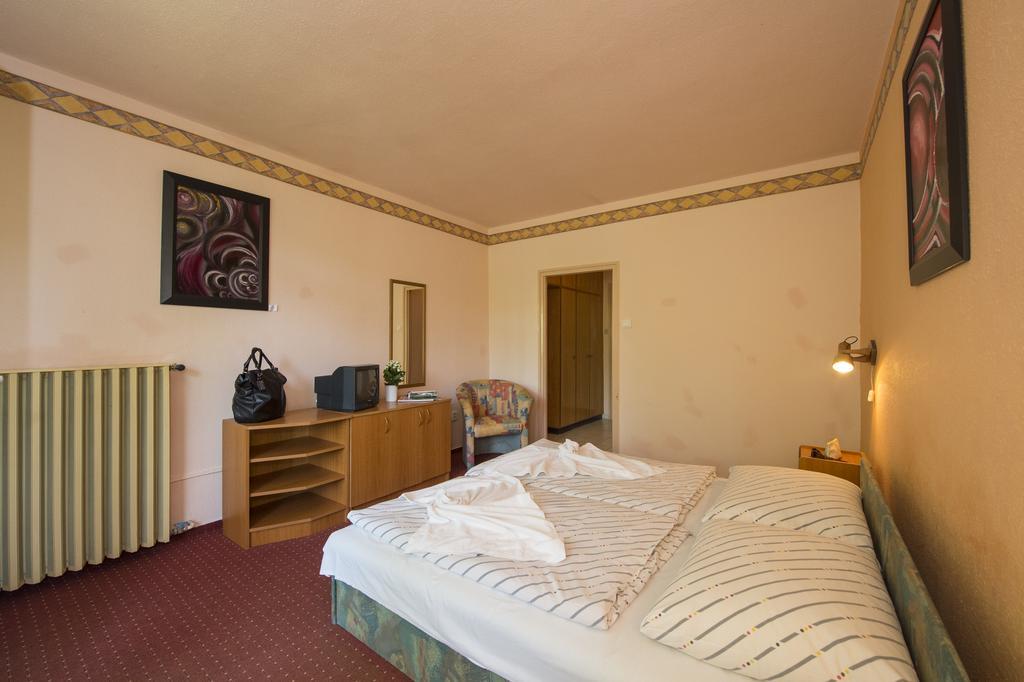 Familia Hotel Balatonboglar Room photo